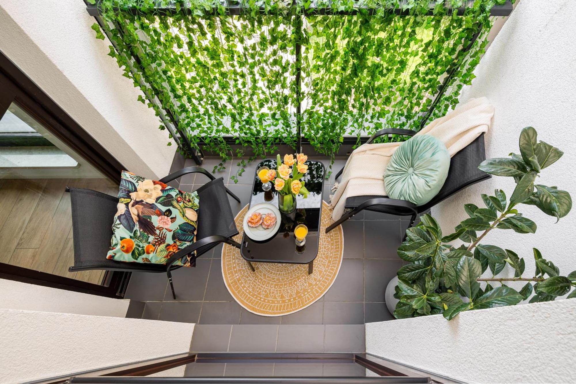 Urban Gem With Private Parking, Relaxing Balcony At Metro Station, Only 10 Min To Centre